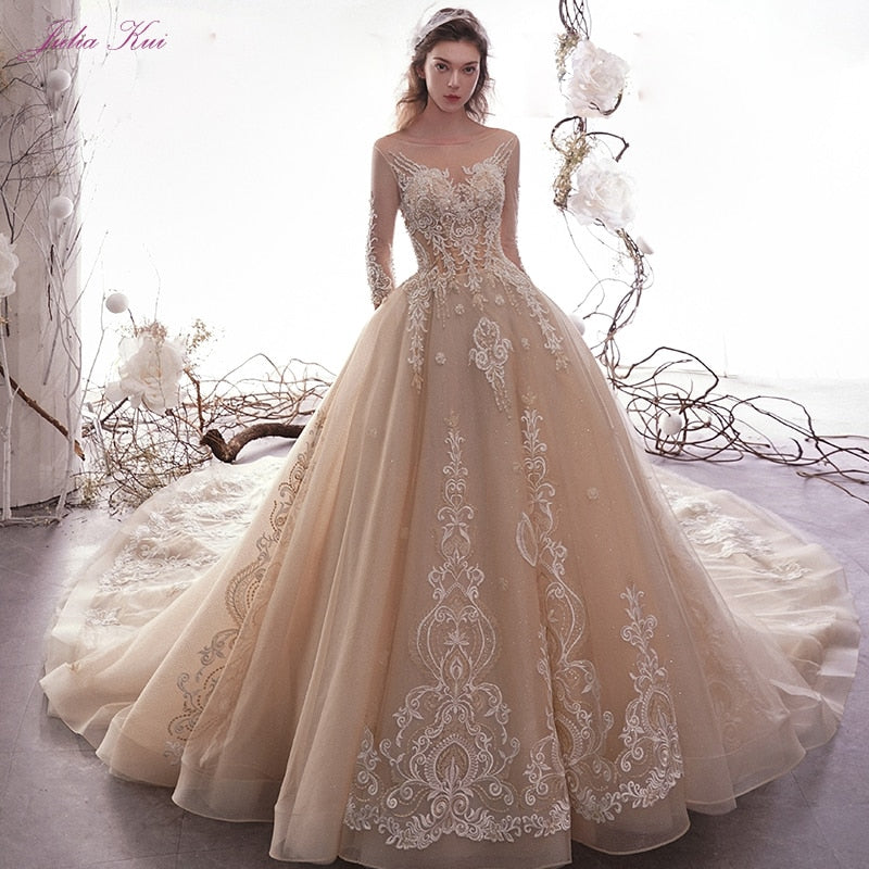 Julia Kui New Arrival Shiny Beading Pearls Appliques Lace Bridal Dress Scoop A-line Wedding Dress Chapel Train Vestido de noiva