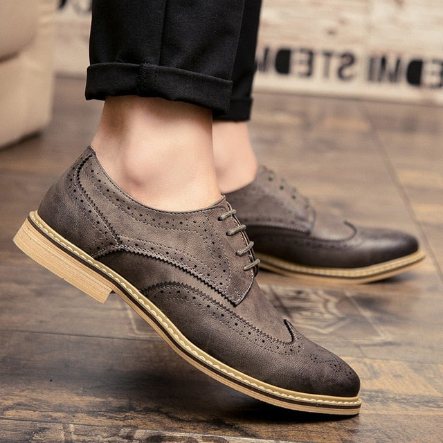 Merkmak New Arrival Luxury Italian Men Brogue Dress Shoes Formal Business Oxfords Shoes for Men British Brand Men Leather Flats
