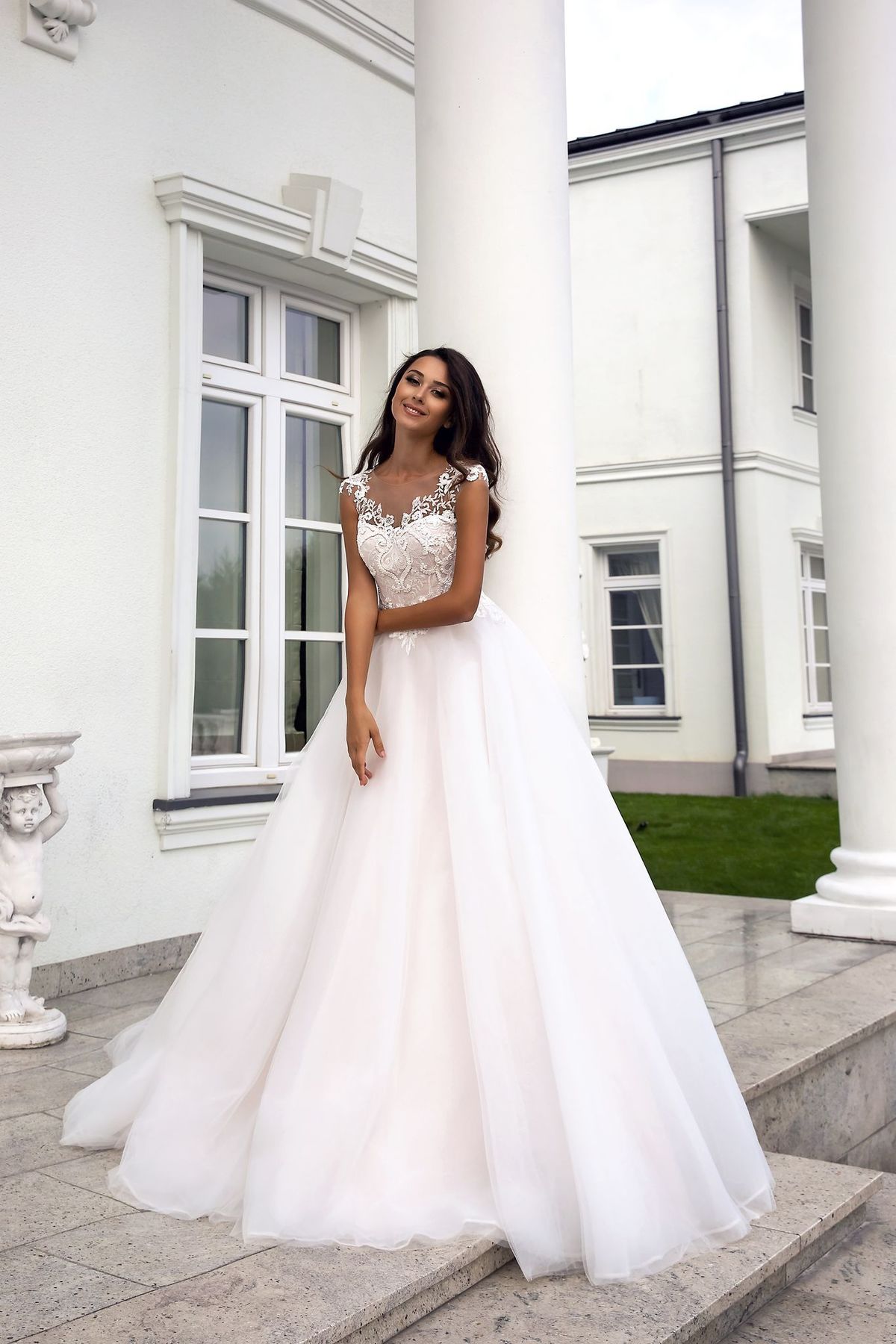 Vivian's Bridal 2019 Lovely Pink Lining Wedding Dress Short Cap Sleeve Illusion Lace Button Applique Zipper A-line Bridal Dress